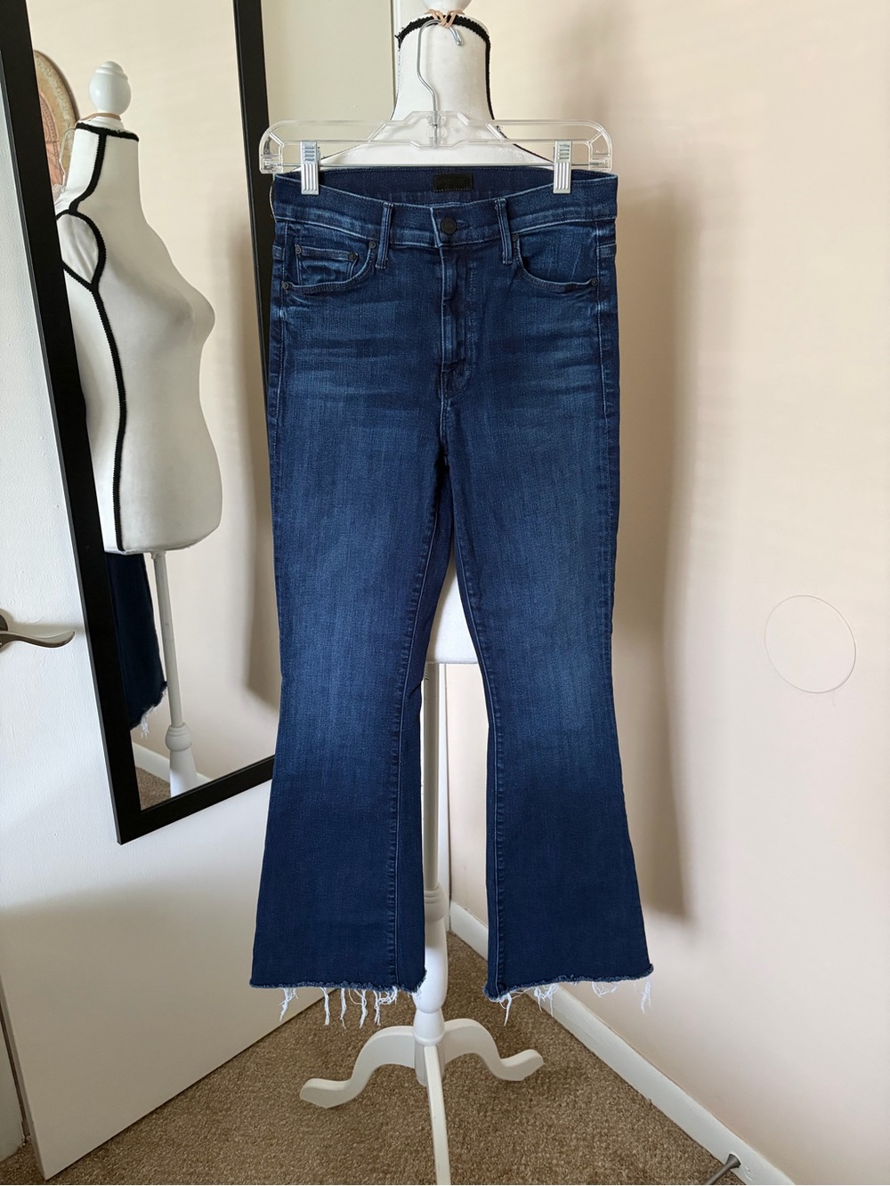 MOTHER The Weekender Fray, Wash: Mint Condition Dark-Blue Jeans. Size 27